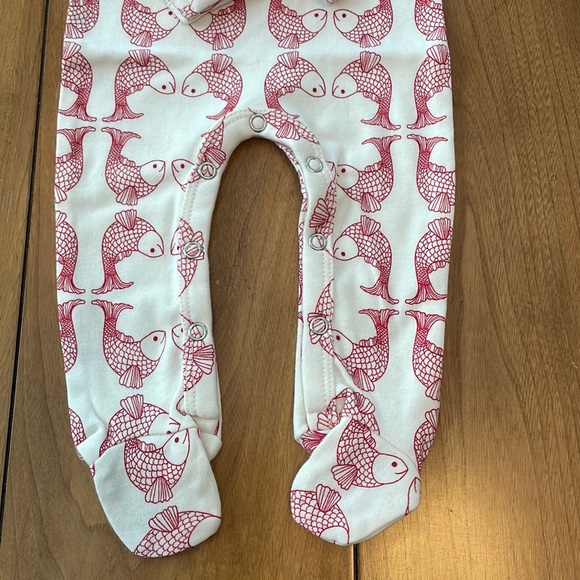 Red Koi Footie Sleeper Lap Neck 100% Organic Cotton Kate Quinn NWT 3-6M - Picture 3 of 7